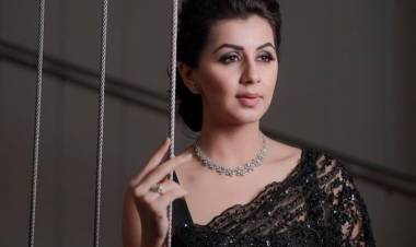Actress Nikki Galrani Stunning Stills in Black Saree