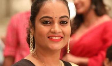 பிக் பாஸ் முதல் சீசனில் கலந்துக் கொண்டு பிரபலமான நடிகை சுஜா வருணிக்கு அழகான ஆண் குழந்தை பிறந்துள்ளது