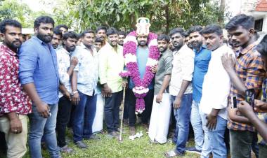 விஜய்சேதுபதி தற்போது நடந்து கொண்டு இருக்கும் படப்பிடிப்பில் ரசிகர்களுடன் கேக் வெட்டி  தனது 42-வது பிறந்த நாளை கொண்டாடினார்