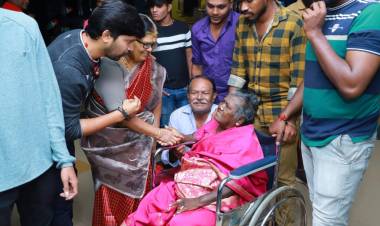 அபி சரவணனுடன் 'மாயநதி' படம் பார்த்தார் பரவை முனியம்மா!