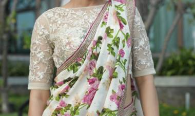 Actress AndreaJeremiah looks absolutely stunning in this floral saree! 