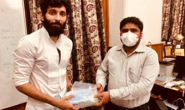 சென்னை கார்ப்பரேஷன் கமிஷனரிடம் சுகாதாரத் தொழிலாளர்களுக்கு சுகாதார கருவிகளை வழங்கிய நடிகர் வசந்த் ரவி