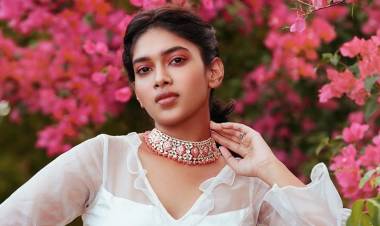 Ravishing Actress Dushara photoshoot