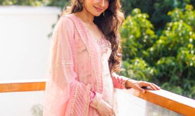 EZHUNTHU VA. Andrea Jeremiah and ADK  @Andrea Jeremiah