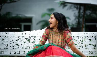 Actress #Parvati looks pretty in pink! Here are pictures from her latest photoshoot. 