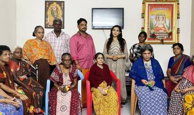Actress #ParvathiNair celebrated her birthday today with senior citizens at an old age home.