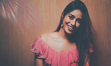 @Nivetha_Tweets looks classy and elegant