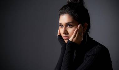 The Stylish Stills Of Actress #MeenakshiGovindharajan Makes It Simple With Her Elegant & Classy Look!!