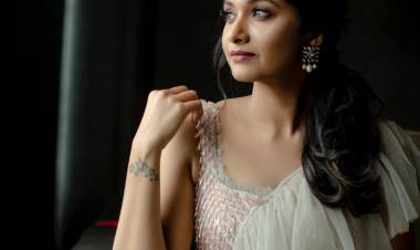 As Pretty as a Picture! Actress @priya_Bshankar