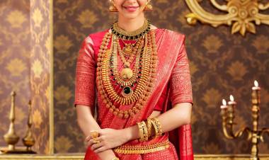 The ever gorgeous #Vedhika looks regal in this traditional attire.