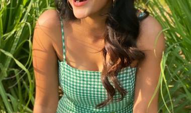 Charming @PriyaAnand pictures from shooting spot