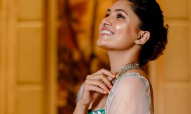 New Dazzling pics of Actress @vanibhojanoffl