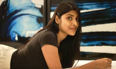 Here are some indoor casual pics of @GayathriReddy at beautiful night light