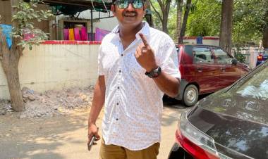 Actor Karunakaran cast his vote