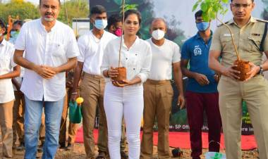 சின்ன கலைவாணர்  விவேக் அவர் நினைவாக  மர கன்றுகளை  திருவள்ளூர்  ஆயுத படை  மைதானத்தில்  மாவட்ட SP. அரவிந்தன். &ரம்யா பாண்டியன் மற்ற காவலர் களும் நட்டு சிறப்புரை ஆற்றினர்..