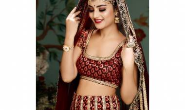 Actress #MinakshiJaiswal looks right out of a fairytale in the beautiful lehenga.