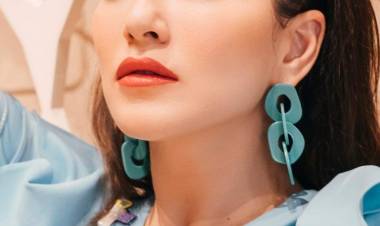 No time to be blue !!! Makeup: Star Struck by Sunny Leone