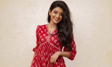 #NivedhithaaSathish sports a bright smile and a cute next-door-girl look  in these lovely pictures