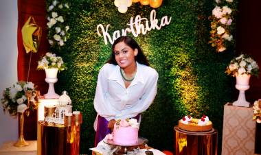 Actress @KarthikaNair9 celebrated her bday with her family members at home