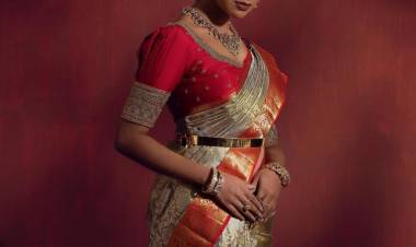 Actress #meenakshigovindarajan  looks like a dream in this ravishing traditional saree