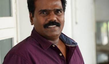 அழகியும் நானும் (2002-2022) 1986 ஆம் ஆண்டில் சண்முகம்-தனலட்சுமி ஆகிய இருவரின் கதை கல்வெட்டு எனும் பெயரில் சிறுகதையாக உருவானது.