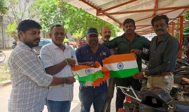 சென்னை பிரசாத் லேபில்  65 ஆண்டுகளுக்கு மேலான பாரம்பரியம் கொண்ட சினிமா பத்திரிகையாளர் சங்கத்தின் தேசிய கொடிகளை வழங்கி இந்தியாவின் 75வது சுதந்திர தினத்தை  கோலகலமாக கொண்டாடி மகிழ்ந்தனர்.