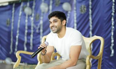 கல்லூரி மாணவிகளுடன் பிறந்த நாளை கொண்டாடிய துருவ் விக்ரம்