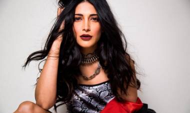 ரசிகர்களுக்கு 'இரட்டை' விருந்தளிக்கும் ஸ்ருதிஹாசன்