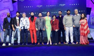 'மக்கள் செல்வன்' விஜய் சேதுபதி- பாலிவுட் நடிகர் ஷாகித் கபூர் இணைந்து நடித்திருக்கும் 'ஃபார்ஸி' வலைதள தொடரின் முன்னோட்டம் வெளியீடு