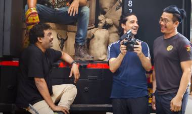 பூரி ஜெகன்நாத், சார்மி கவுர் தயாரிப்பில் பூரி கனெக்ட்ஸ் வழங்கும் பூரி ஜெகன்நாத் இயக்கத்தில் உஸ்தாத் ராம் பொதினேனி கதாநாயகனாக நடிக்கும் பான் இந்திய படமான ‘டபுள் ஐஸ்மார்ட்’ படத்தின் வழக்கமான படப்பிடிப்பு மும்பையில் பிரம்மாண்டமான ஆக்‌ஷன் காட்சியுடன் தொடங்கியுள்ளது!