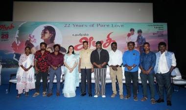 “தனலட்சுமியை பிடிக்குமா ? வளர்மதியை பிடிக்குமா ?” ; மேடையிலேயே பார்த்திபனிடம் கிடுக்கிப்பிடி கேள்வி கேட்ட தேவயானி