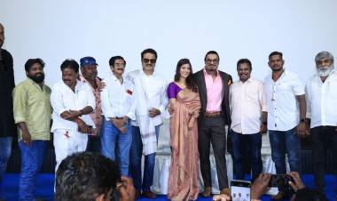 "70 ஆண்டுகள் பாரம்பரியமிக்க 'சினிமா பத்திரிகையாளர் சங்கம்' சார்பில் .,   நடிகை வரலட்சுமி - நிக்கோலய் சச்தேவ்   மணமக்களுக்கு நடிகர் சரத் கரங்களால் 'சால்வை' மரியாதை!! "