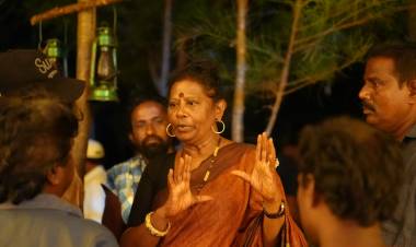 கடலும் கடல் சார்ந்த காதலுமாக உருவாகியிருக்கிறது " என் காதலே "