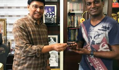'பீப்' பட இயக்குநருக்கு பேனா பரிசளித்த திரைப்பட ஜாம்பவான் கே.பாக்யராஜ்