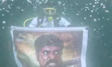 நடுக்கடலில் வித்தியாசமான முறையில் வெளியான ‘துரோகம் பழகு’ படத்தின் போஸ்டர்!
