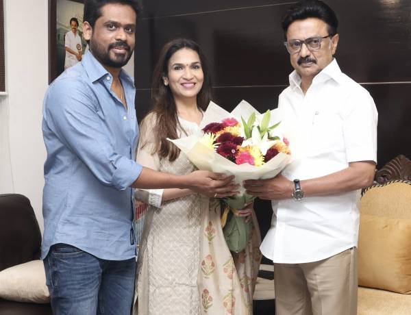 தமிழக முதல்வரைச் சந்தித்த “வித் லவ்” படத் தயாரிப்பாளர்கள்