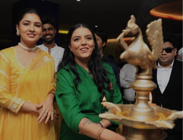 'கிகி & கொகொ' படத்தயாரிப்பாளர்களின் 'கலர் பென்சில்' ஸ்டோரை நடிகை வாணி போஜன் மற்றும் மைக்செட் ஸ்ரீராம் சென்னையில் திறந்து வைத்தனர்!