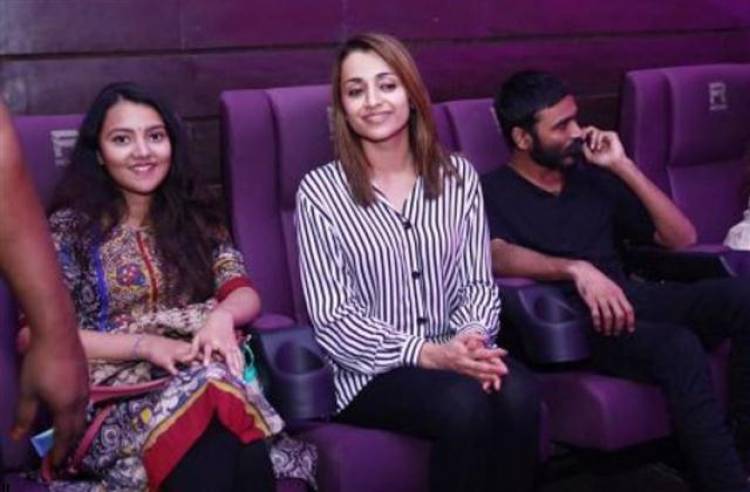 "பேட்ட" திரைபடத்தின் முதல் காட்சியை ரசித்த தனுஷ், லதா ரஜினிகாந்த்