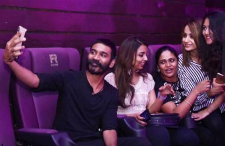 "பேட்ட" திரைபடத்தின் முதல் காட்சியை ரசித்த தனுஷ், லதா ரஜினிகாந்த்