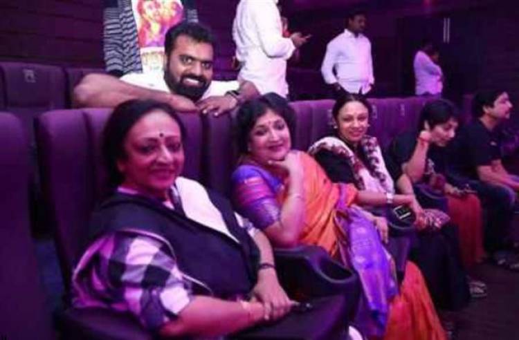 "பேட்ட" திரைபடத்தின் முதல் காட்சியை ரசித்த தனுஷ், லதா ரஜினிகாந்த்