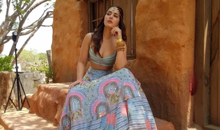 The Shining Beauty Actress Raashi Khanna latest stills
