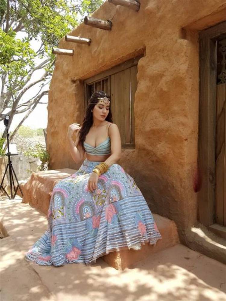 The Shining Beauty Actress Raashi Khanna latest stills