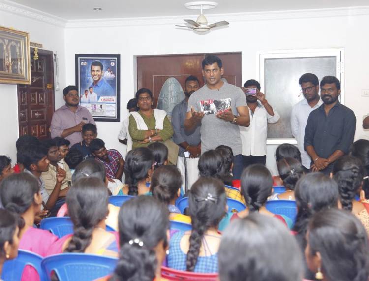  விஷால்- இன்  தேவி அறக்கட்டளை சார்பில் ஆண்டுதோறும் பன்னிரண்டாம் வகுப்பு முடித்தும் மேற்படிப்பு தொடர முடியாத எழை, எளிய மாணவ, மாணவர்களுக்கு மேற்படிப்பு படிப்பதற்கு  உதவி செய்து வருகிறார்