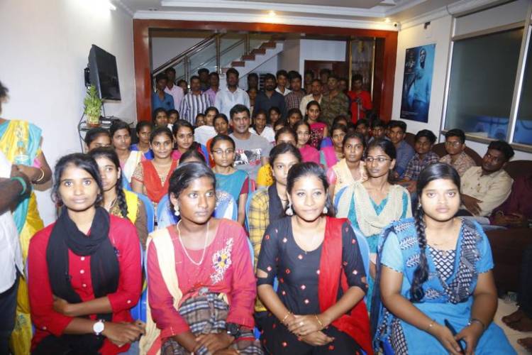  விஷால்- இன்  தேவி அறக்கட்டளை சார்பில் ஆண்டுதோறும் பன்னிரண்டாம் வகுப்பு முடித்தும் மேற்படிப்பு தொடர முடியாத எழை, எளிய மாணவ, மாணவர்களுக்கு மேற்படிப்பு படிப்பதற்கு  உதவி செய்து வருகிறார்