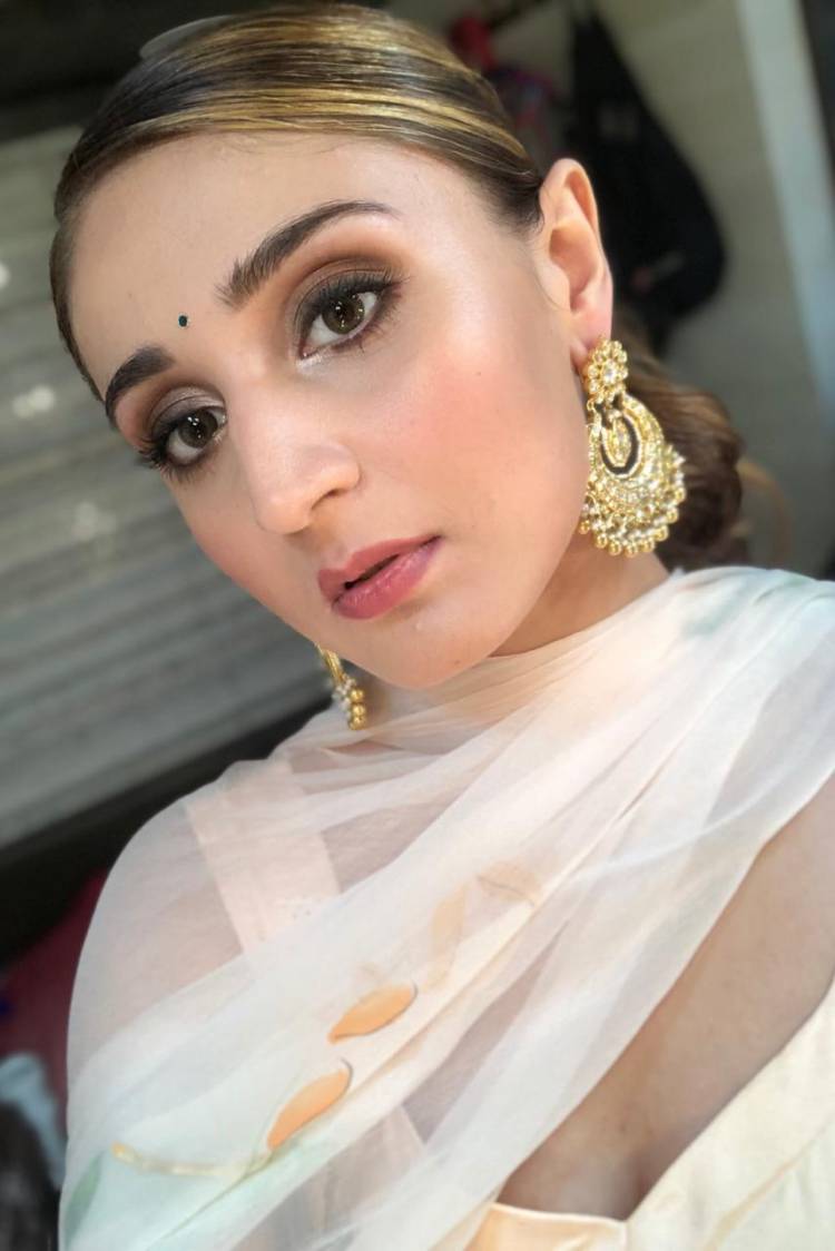 Dhvani Bhanushali looks breath-taking in her beautiful ensemble for Umang 2020 
