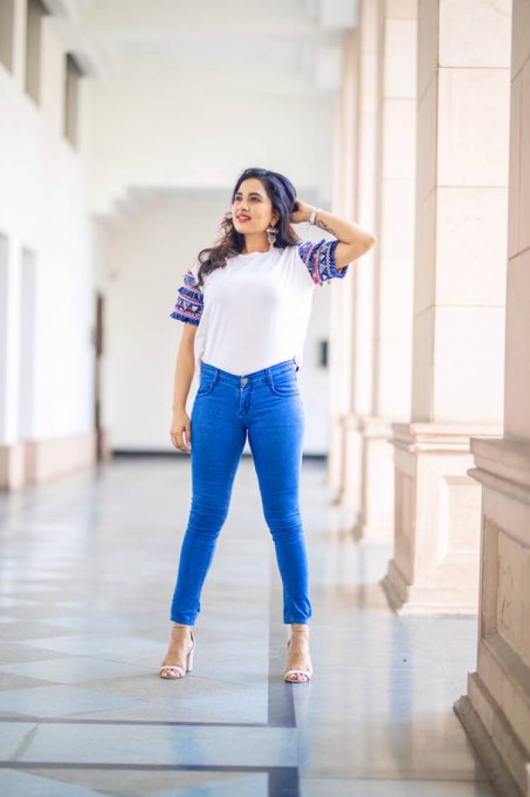 Srushti Dange cute Dimple Chin Shades with  Blue and White
