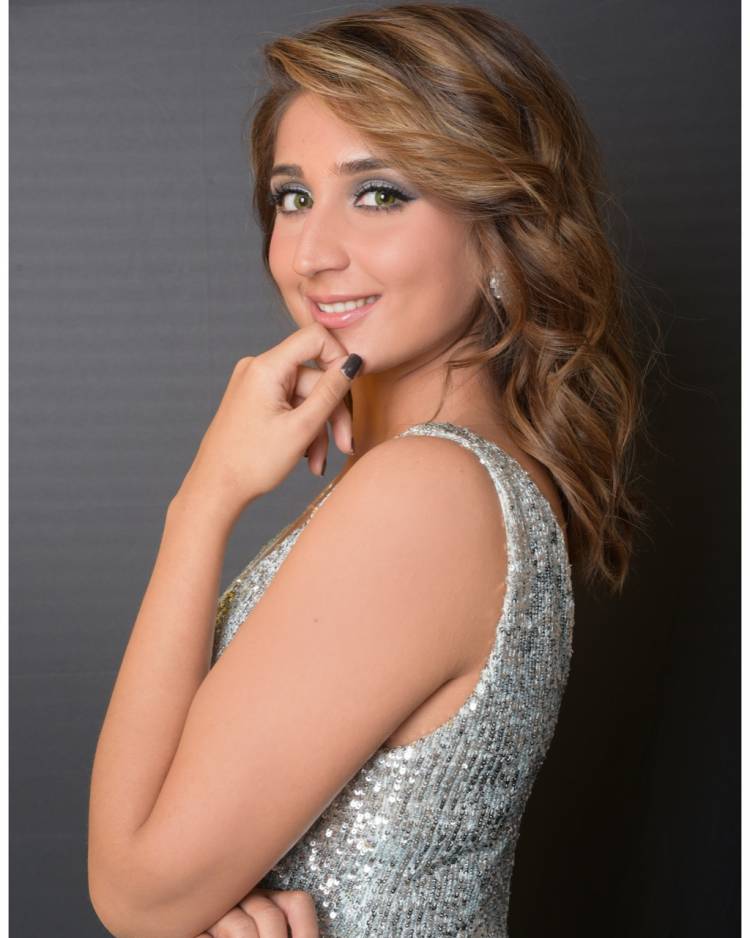 Dhvani Bhanushali sparkles like glitters in her recent photos!