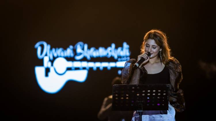 Dhvani Bhanushali shares sensational pictures from her performance at St.Xavier's University!