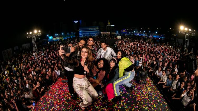 Dhvani Bhanushali shares sensational pictures from her performance at St.Xavier's University!