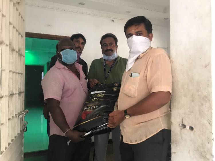 நமது சினிமா பத்திரிகையாளர் சங்க உறுப்பினர்கள் 1250Kg பாசுமதி அரிசியை வாரி வழங்கினார்